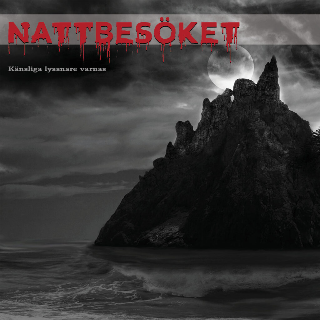 En svartvit bild på ett mörkt berg mitt i havet där vågorna skvalpar. Längst upp på berget syns månen och en byggnad. Över den svartvita bilden står texten "nattbesöket" som rubrik och underrubrik "känsliga lyssnare varnas"