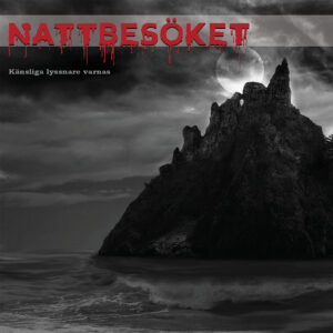 En svartvit bild på ett mörkt berg mitt i havet där vågorna skvalpar. Längst upp på berget syns månen och en byggnad. Över den svartvita bilden står texten "nattbesöket" som rubrik och underrubrik "känsliga lyssnare varnas"